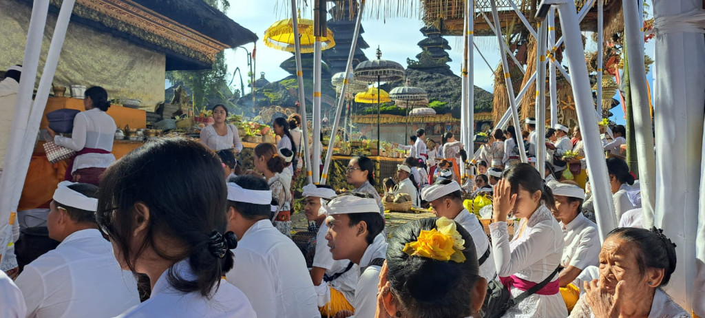 Nganyarin Piodalan di Pura Batur dan Besakih